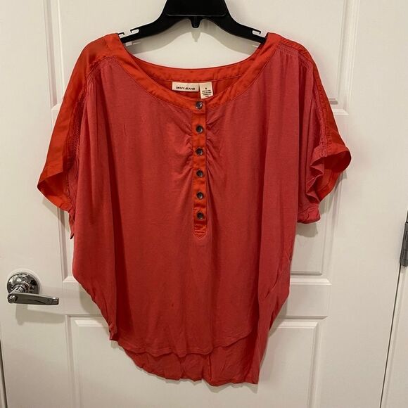 DKNY Jeans Short Sleeve Top. Faded Red. Medium - Picture 2 of 8